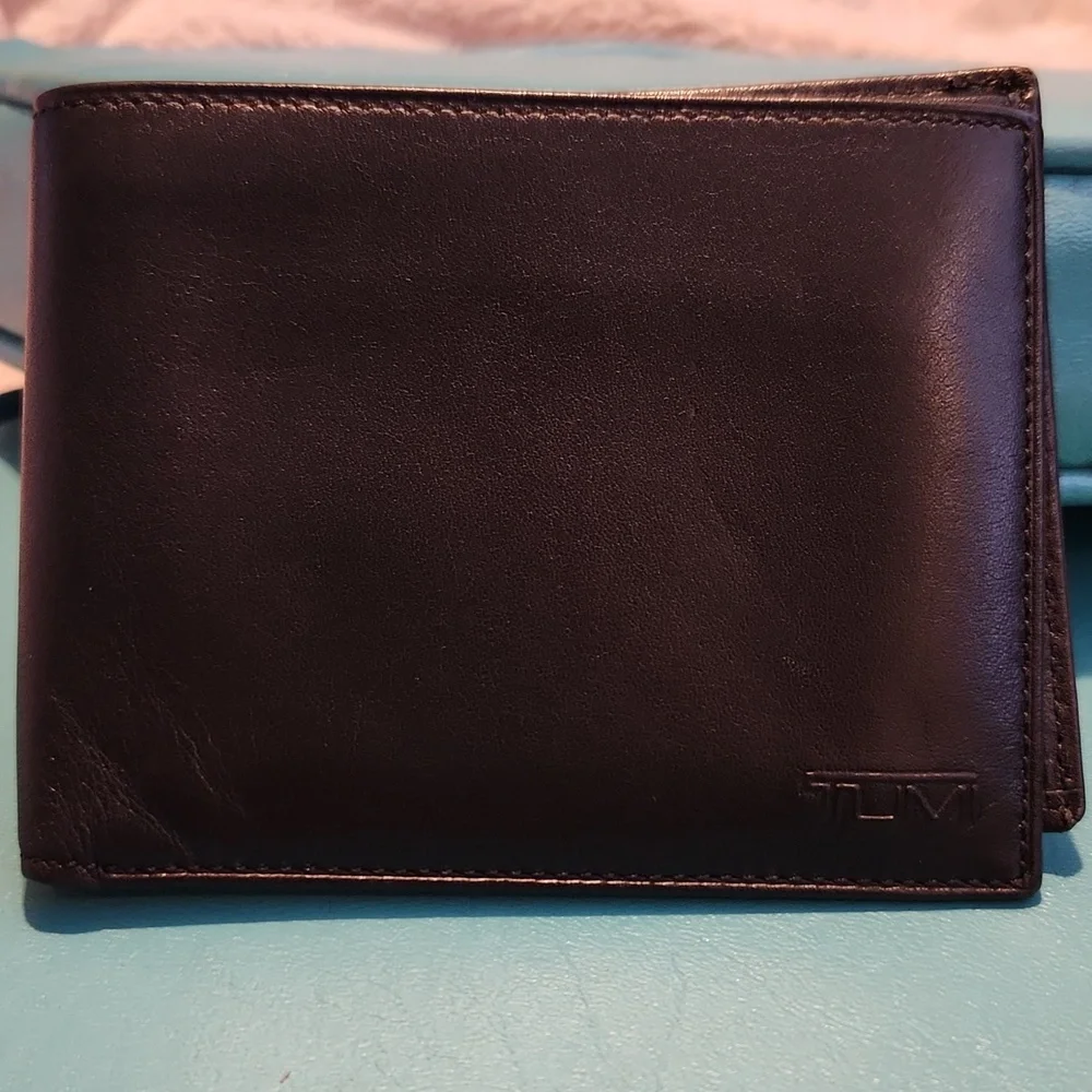 Tumi Bifold Wallet Multiple Card Slots - 2 Places for paper bills